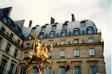 The gold Jeanne d'Arc statue