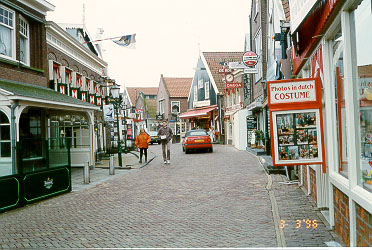 A trade street in Vollendam